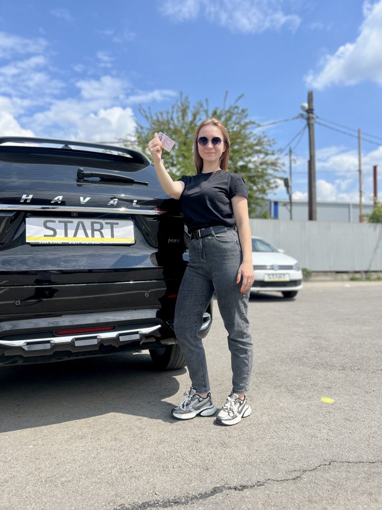 девушка получила права