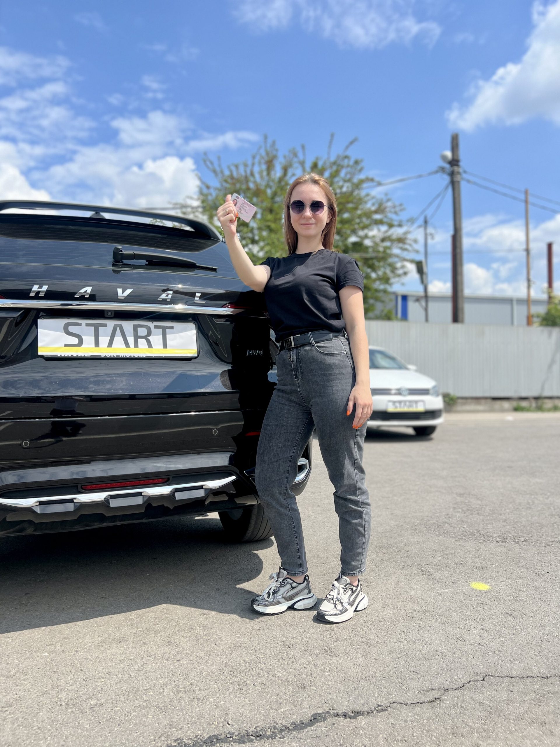 девушка получила права