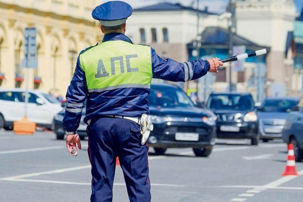 Гаишник тормозит в опасном месте